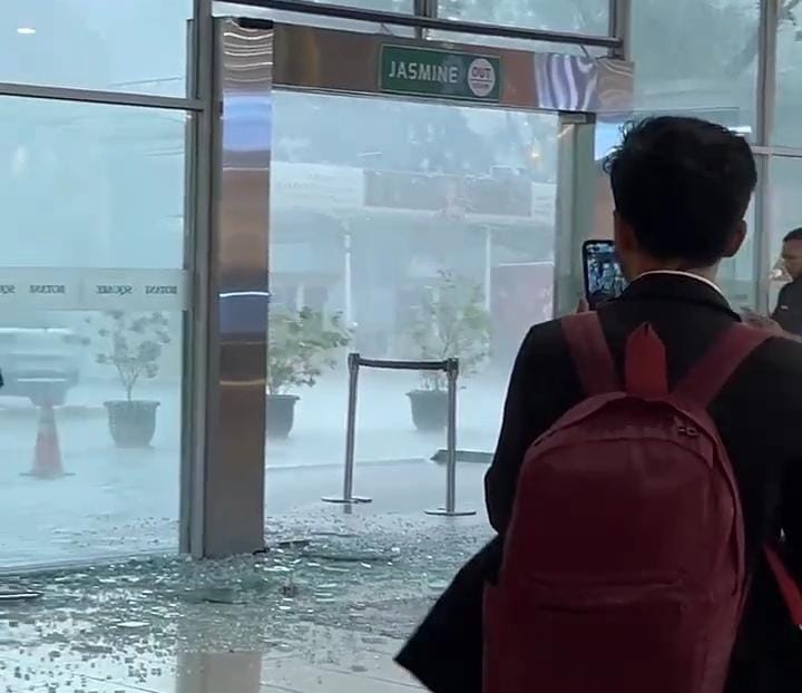 Pintu kaca di Botani Square pecah akibat angin kencang yang landa Bogor sore tadi.