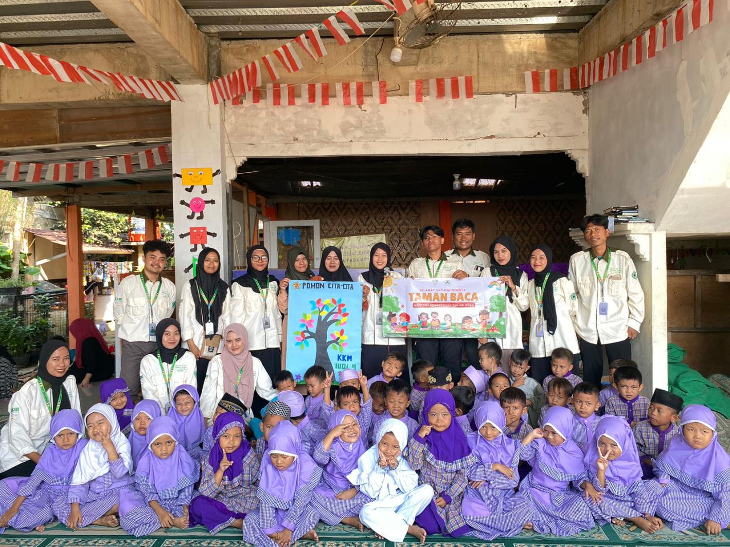 Salah satu program kerja mahasiswa KKM Institut Ummul Quro Al-Islami (IUQI) Bogor Kelompok 9 di Kp Sukamulya , Desa Ciapus, Ciomas, Kabupaten Bogor melaksanakan Kegiatan Taman Baca, (26/8). (IST)