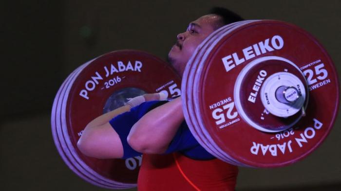 Aksi lifter Kota Bogor, Imam Jamaludin saat membela Jawa Barat pada PON 2016 silam. (Ilustrasi)