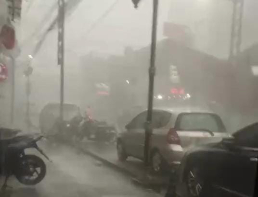 Papan reklame di Suryakencana Bogor ambruk gegara hujan deras disertai angin.