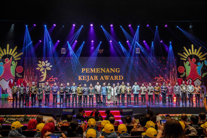 Direktur BCA Antonius Widodo (kesepuluh dari kanan) hadir dalam acara Pencanangan Gerakan Nasional Cerdas Keuangan (GENCARKAN) untuk menerima penghargaan di JIEXPO Convention Center & Theatre, Jakarta