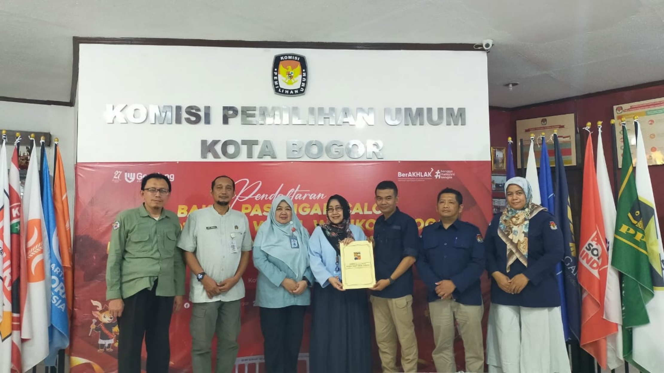 KPU Kota Bogor menerima hasil tes kesehatan 5 bakal pasangan calon (Paslon) Wali Kota dan Wakil Wali Kota Bogor pada Selasa, (3/9/2024).