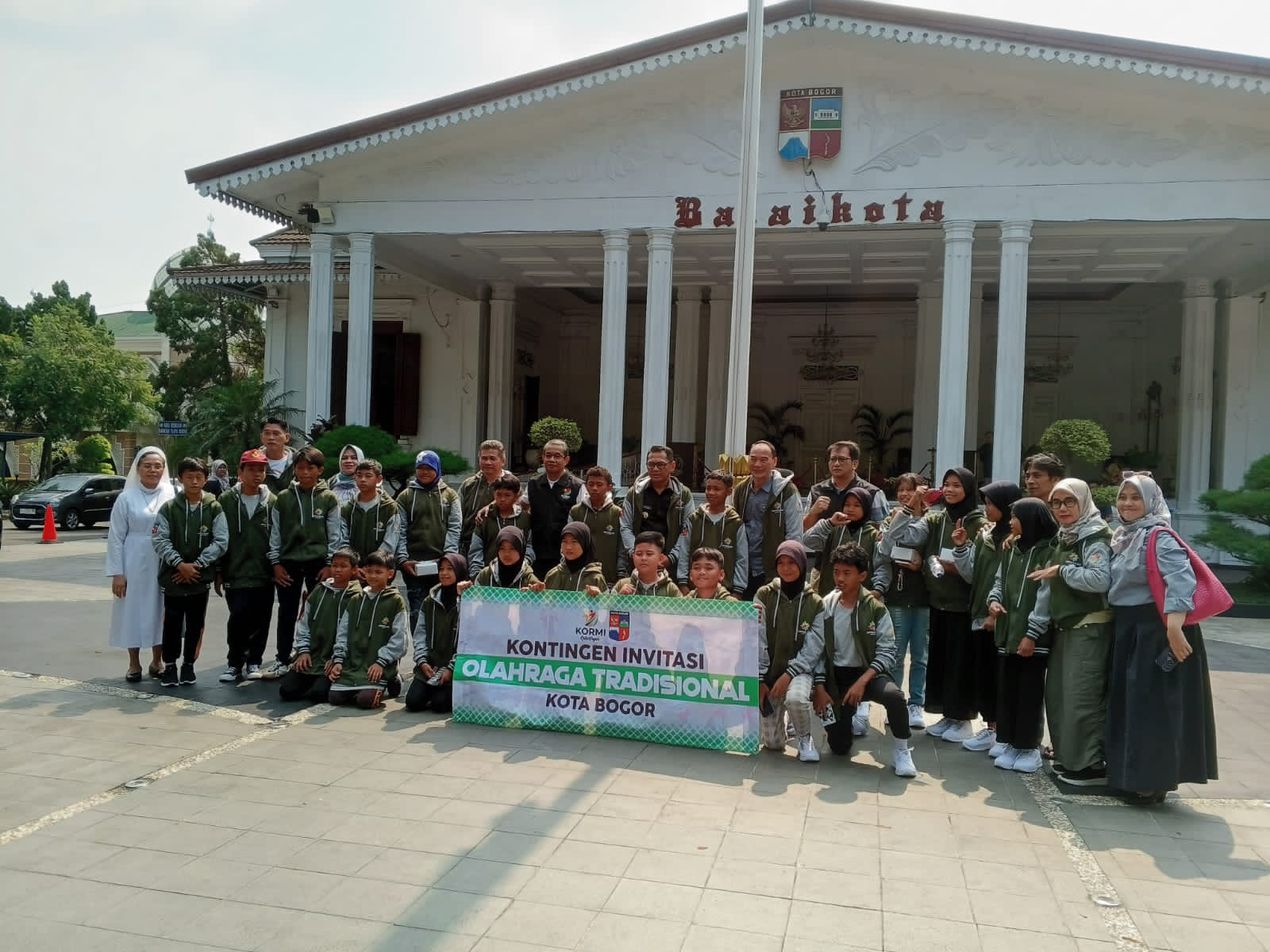 Pj Wali Kota Bogor Hery Antasari melepas atlet Kota Bogor mengikuti Invitasi Olahraga Tradisional Tingkat Jawa Barat di Balai Kota.