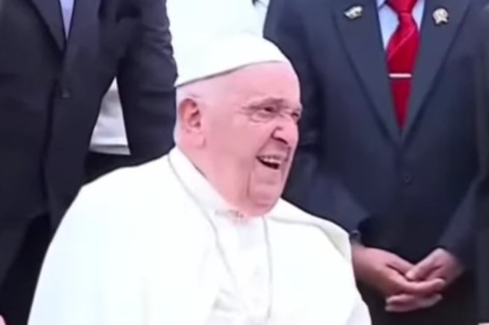 Paus Fransiskus saat tiba di Indonesia.