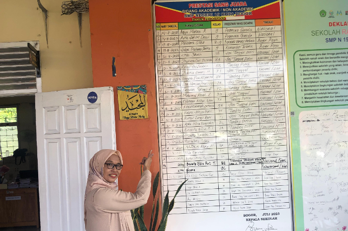 Kepala SMPN 19 Bogor, saat menunjukan Papan Sang Juara