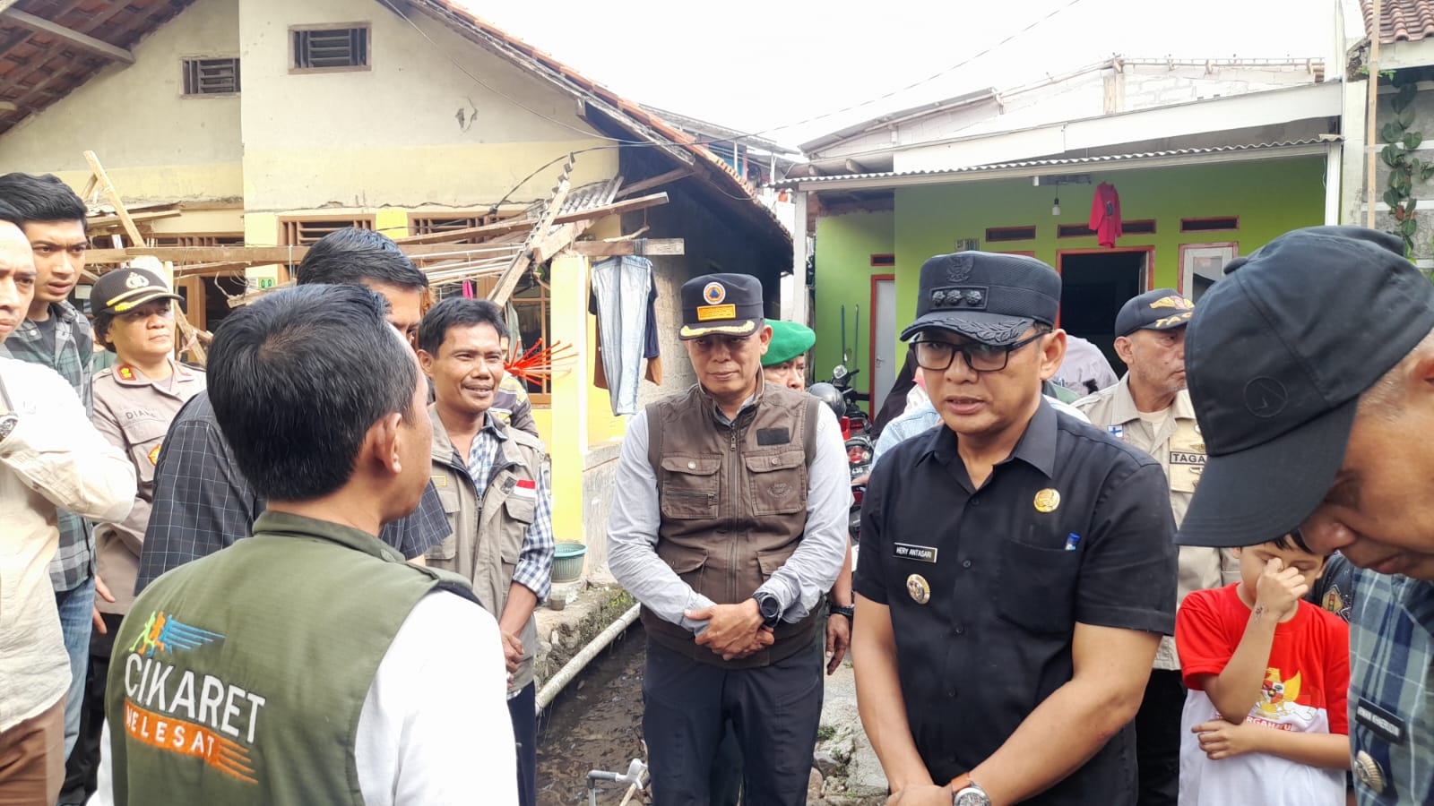 Pj Wali Kota Bogor Hery Antasari mengunjungi korban luka akibat hujan disertai angin kencang yang terjadi di Kota Bogor Senin (2/9/2024).