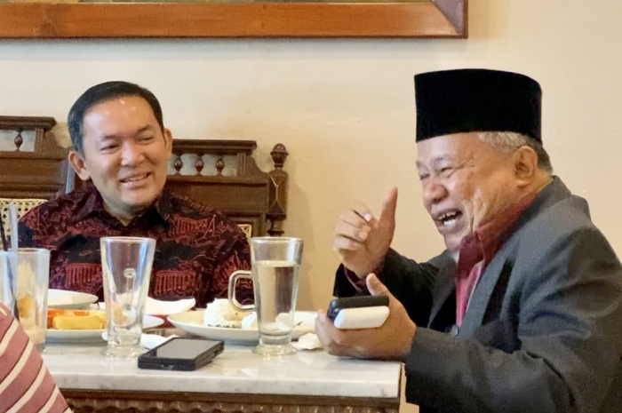 Ketua MUI KH Muhyiddin Junaidi (kanan) saat berdiskusi dengan calon wali kota Bogor, Dokter Raendi Rayendra