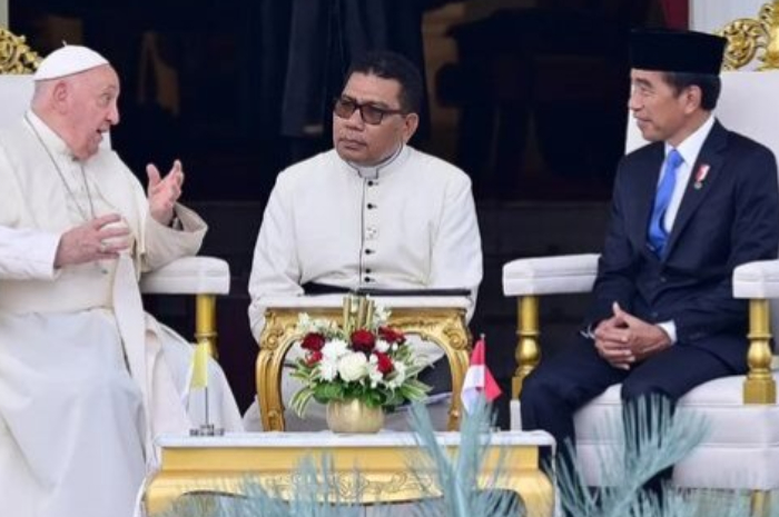 Paus Fransiskus (kiri) saat berdialog bersama Presiden Joko Widodo.