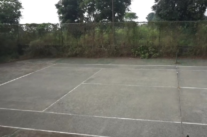 Lapangan tenis di Villa Soeharto yang ada di kaki Gunung Salak Bogor.