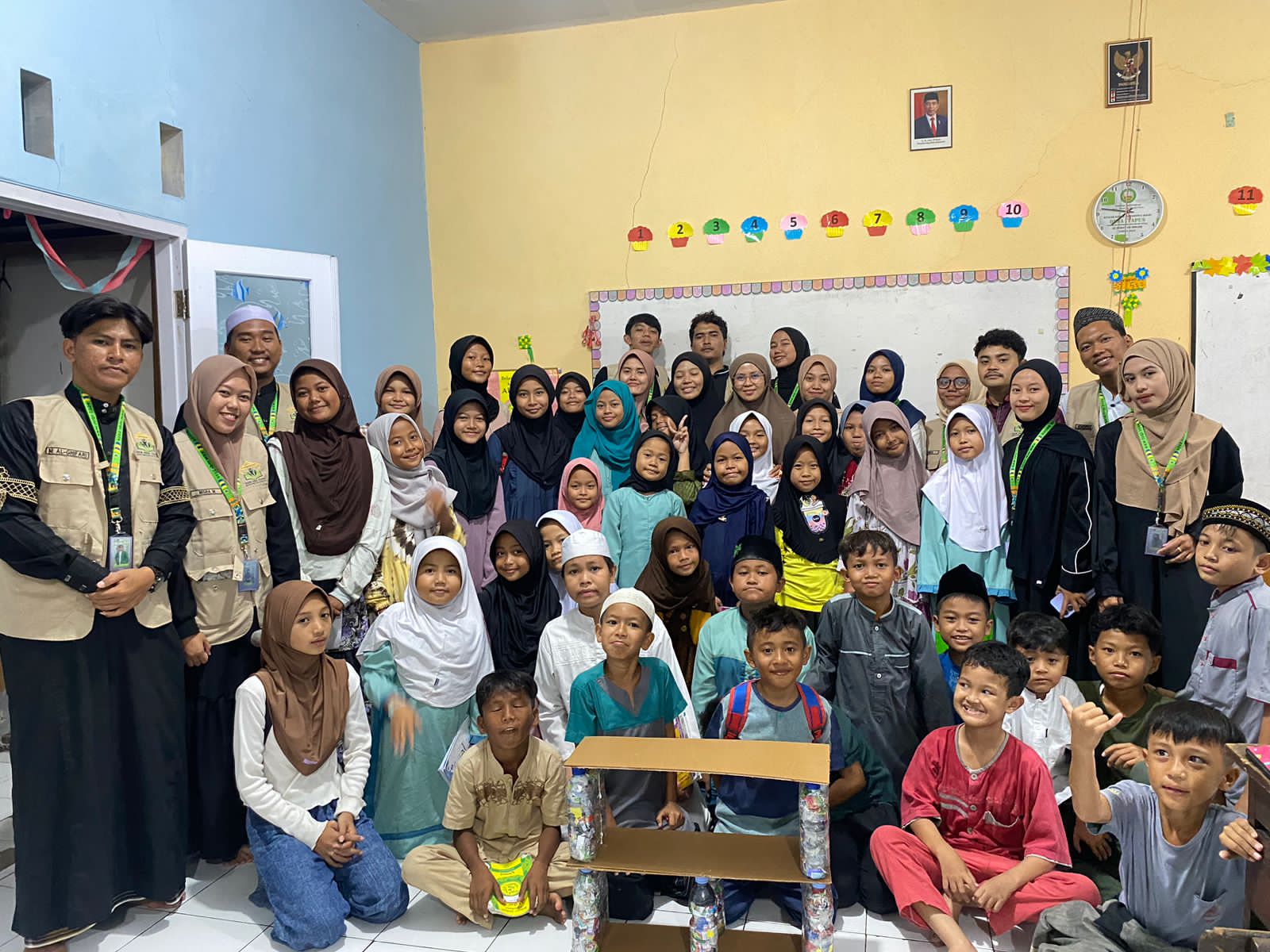 Mahasiswa KKM pada Institut Ummul Quro Al Islami (IUQI) Bogor Kelompok 9 melakukan kegiatan ecobrik yang berlangsung di Kampung Muruharja RW 03, Desa Ciapus, Kecamatan Ciomas, Kabupaten Bogor. (IST)