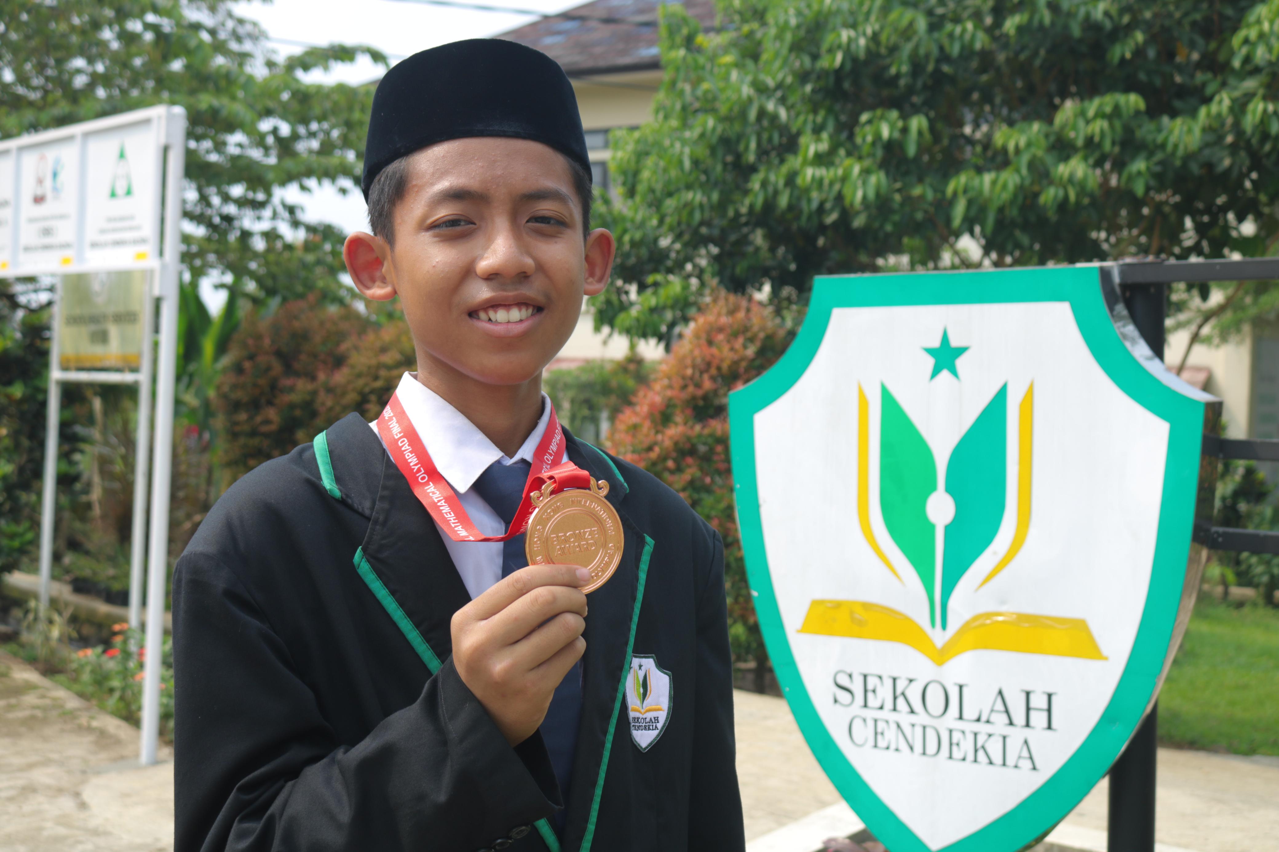 Siswa asal Sekolah Cendikia Baznas, Kabupaten Bogor, Aditya Pratama memiliki segudang prestasi yang membanggakan dibidang matematika.