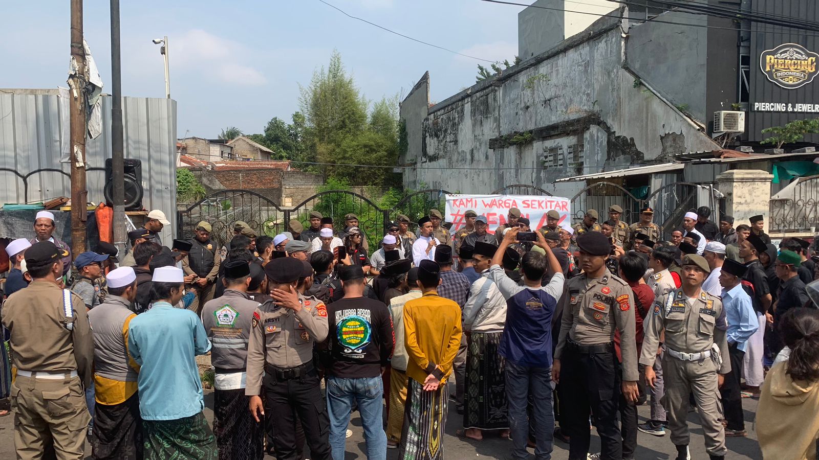 Massa Gerakan Masyarakat Pemersatu Umat menggelar demo penolakan pembangunan Masjid Imam Ahmad Bin Hanbal (MIAH) di Bogor.