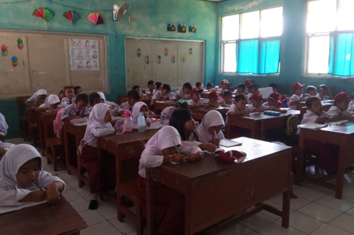 Kondisi KBM di SDN Tamansari 03,  Kabupaten Bogor. Satu bangku diisi tiga siswa.