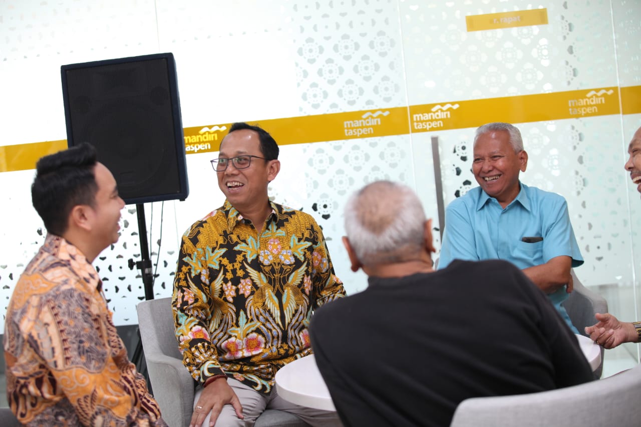 Jajaran manajemen Bank Mandiri Taspen saat menyapa nasabanya.