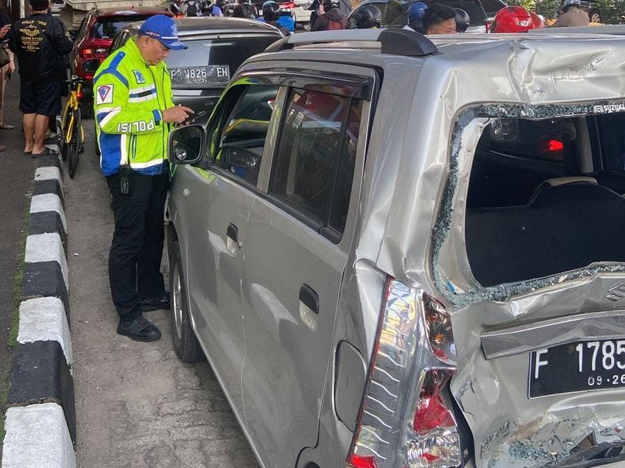 Kondisi kendaraan yang terlibat tabrakan beruntun di Jalan Sholeh Iskandar Kamis (5/9/2024).