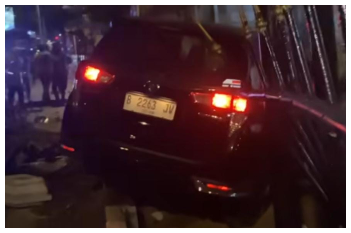 Toyota Kijang Innova berwarna hitam menabrak pagar Denpom III/1 Bogor, Kamis (5/9/2024).