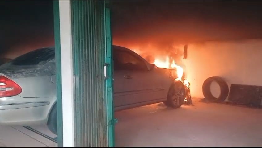 Mobil mewah yang tengah terparkir di dalam garasi rumah warga di RT 5 RW 11 Kelurahan Cibuluh, Kecamatan Bogor Utara, terbakar pada Kamis (5/9/2024) siang.