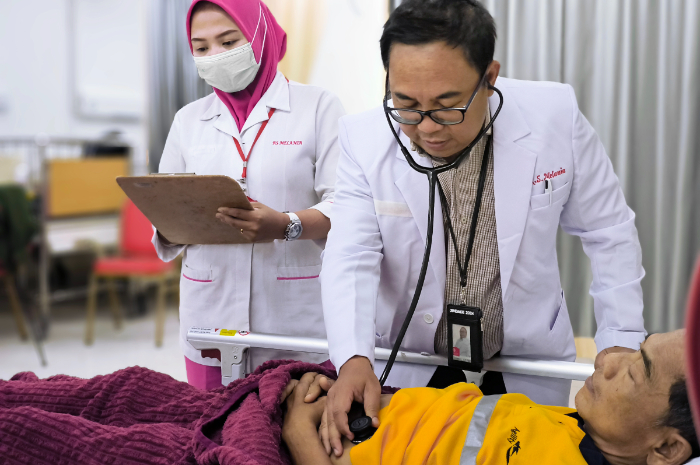 Dokter RS Melania Bogor tengah memeriksa pasien.