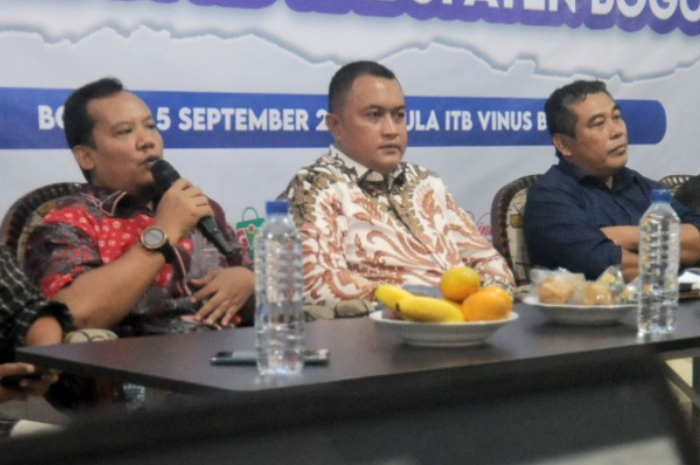 Rektor ITB Vinus Bogor, Zaedi Basiturrozak (kiri) saat memberikan keterangan dalam diskusi, kamis (5/9/2024).