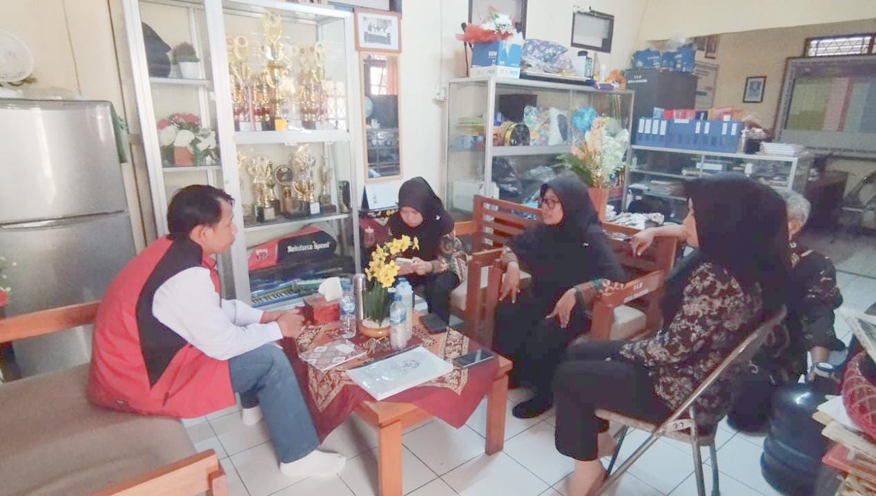 Pengurus SOIna Kota Bogor (kiri) memberikan sosialisasi kepada perwakilan sekolah luar biasa (SLB) Kota Bogor. (IST)