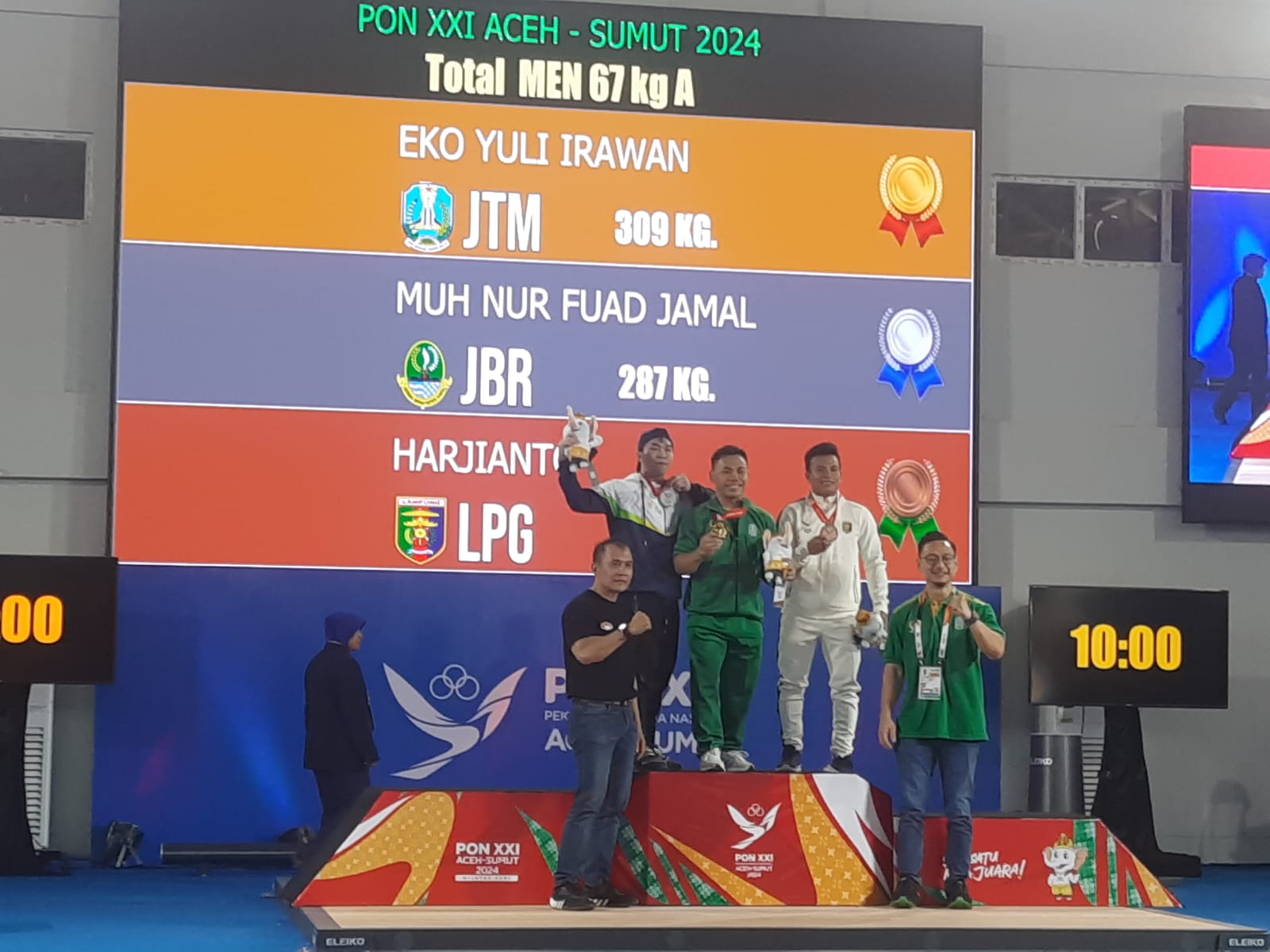 Lifter Kota Bogor, Muhammad Nur Fuad Jamal (kiri atas) meraih medali perak untuk Jawa Barat dalam PON XXI Aceh-Sumut. (IST)