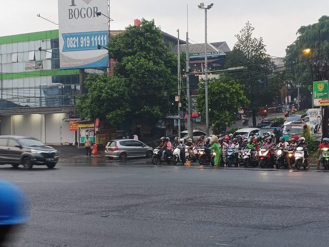 Suasana lampu merah Warung Jambu di Jalan Pajajaran Kota Bogor.