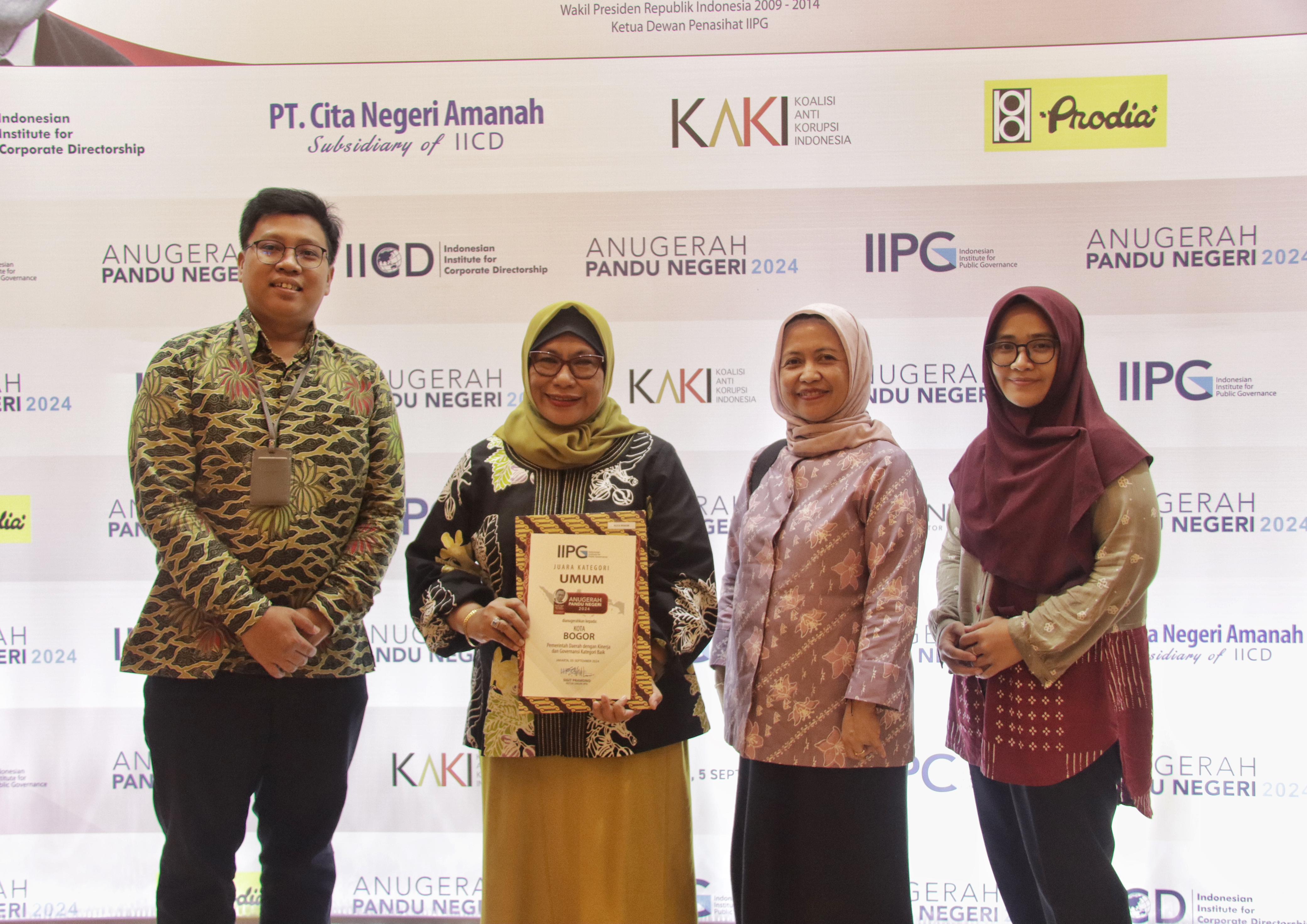 Pemberian penghargaan Pemerintah Daerah dengan Kinerja dan Governansi Kategori Baik sebagai juara kategori umum dalam acara Anugerah Pandu Negeri 2024 kepada Pemkot Bogor.