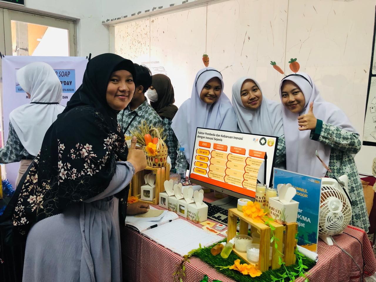 Siswa SMAIT Ummul Quro, menciptakan sunscreen berbahan dasar alami, yang diberinama Cheata Balm.