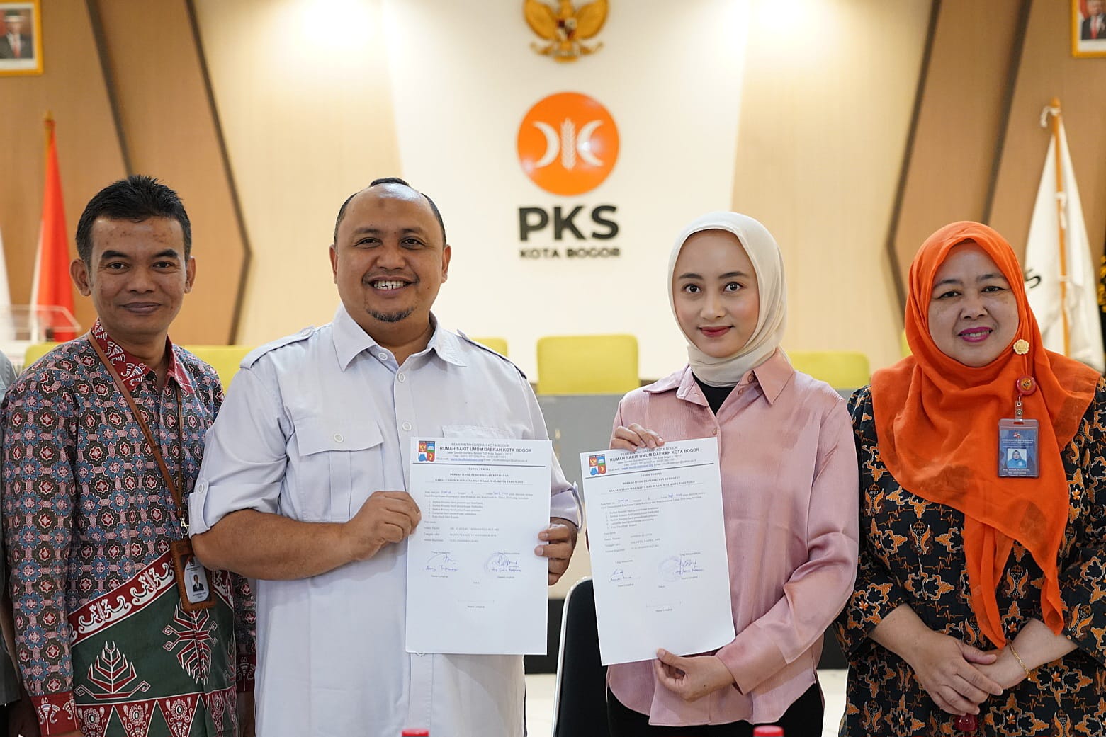 Atang Trisnanto dan Annida Allivia saat menerima hasil pemeriksaan kesehatan dair Komisioner KPU Kota Bogor, Jumat (6/9/2024).