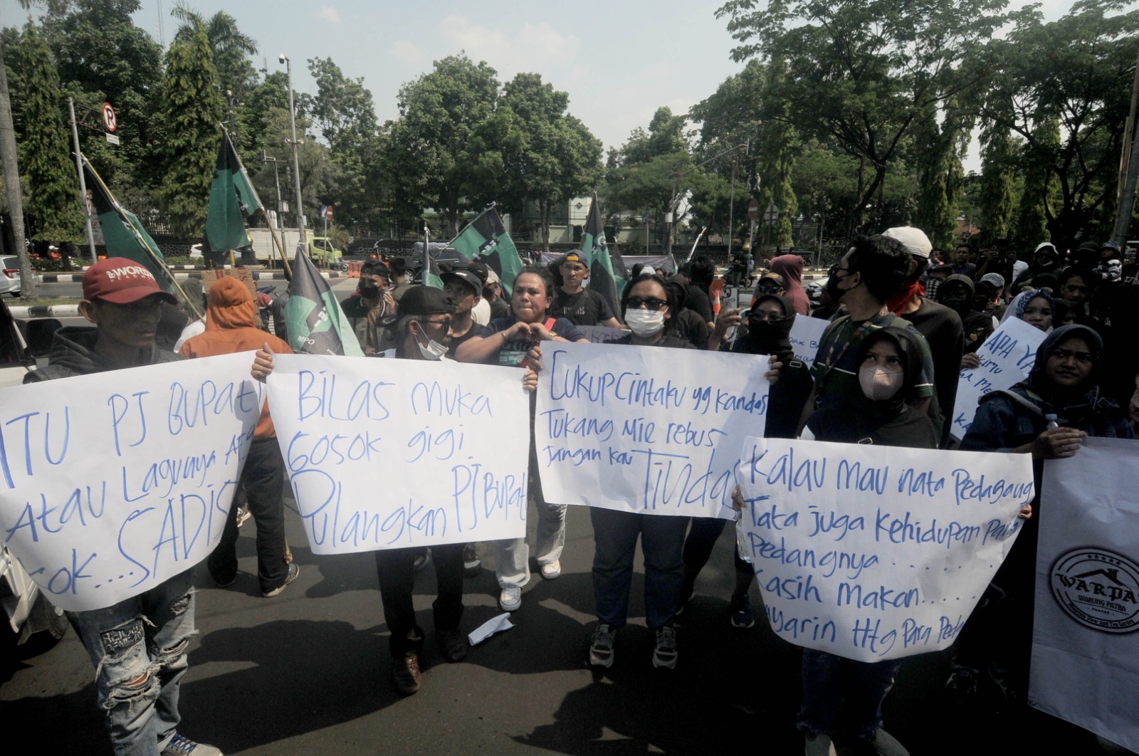 Sejumlah aktivis dan pedagang Warpat Puncak yang terdampak pembongkaran bangunan unjuk rasa di Gerbang Komplek Pemkab Bogor, Jumat (6/9/2024).