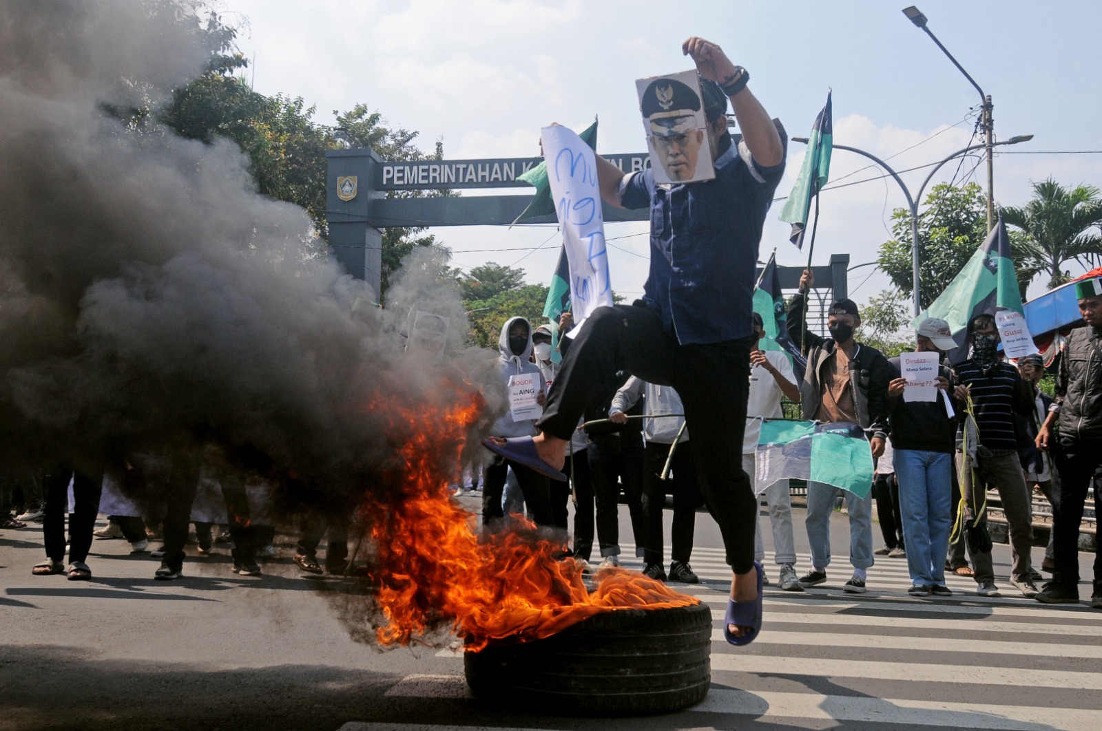 Sejumlah aktivis bersama pedagang yang terdampak pembongkaran bangunan di sepanjang Jalan Raya Puncak, melakukan unjuk rasa di Gerbang Komplek Perkantoran Pemkab Bogor, Jumat (6/9/2024).