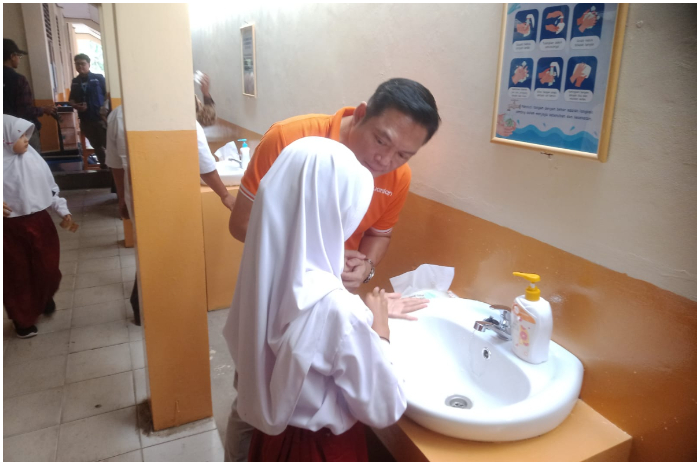 Guardian mendonasikan produk sabun, fasilitas sanitasi dan air bersih ke SDN Cinagara 02, Caringin, Kabupaten Bogor.