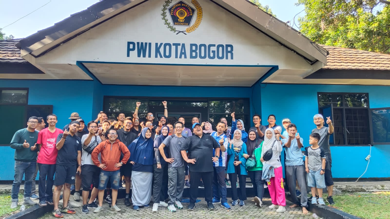 Dirut Perumda Tirta Pakuan, Rino Indira Gusniawan bersama para pengurus dan anggota PWI Kota Bogor. (IST)