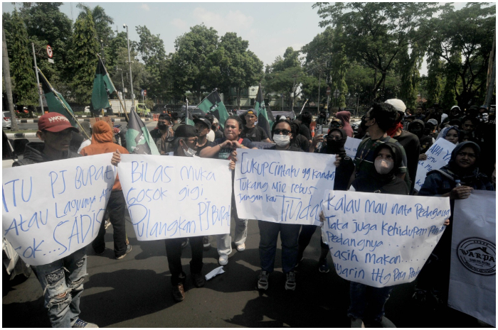 Sejumlah aktivis bersama warga terdampak pembongkaran bangunan Pedagang Kaki Lima (PKL) unjuk rasa di Gerbang Komplek Perkantoran Pemerintahan Kabupaten Bogor, Cibinong, Jumat (6/9/2024).
