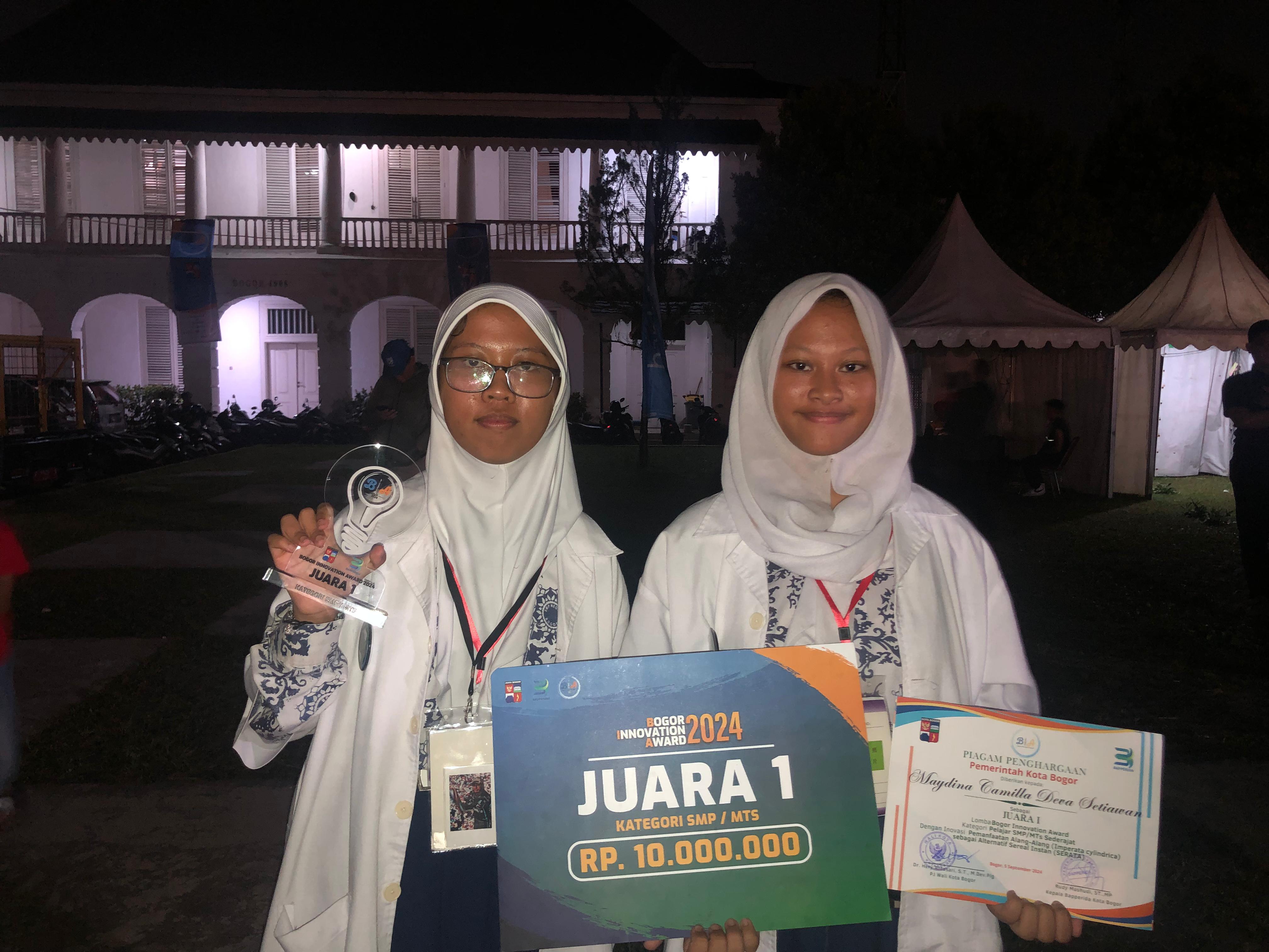 Maydina (Kiri) dan Calista (Kanan) siswi SMPN 6 Kota Bogor yang berhasil sabet juara 1 Bogor Innovation Award 2024.