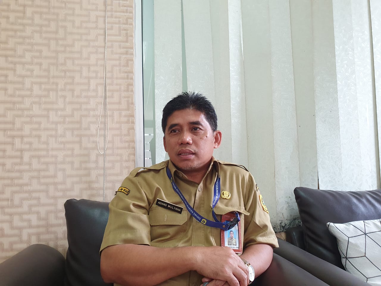 Kabid P2P Dinkes Kabupaten Bogor, Adang Mulyana saat dimintai keterangan kasus DBD di kantor Dinkes Kabupaten Bogor.