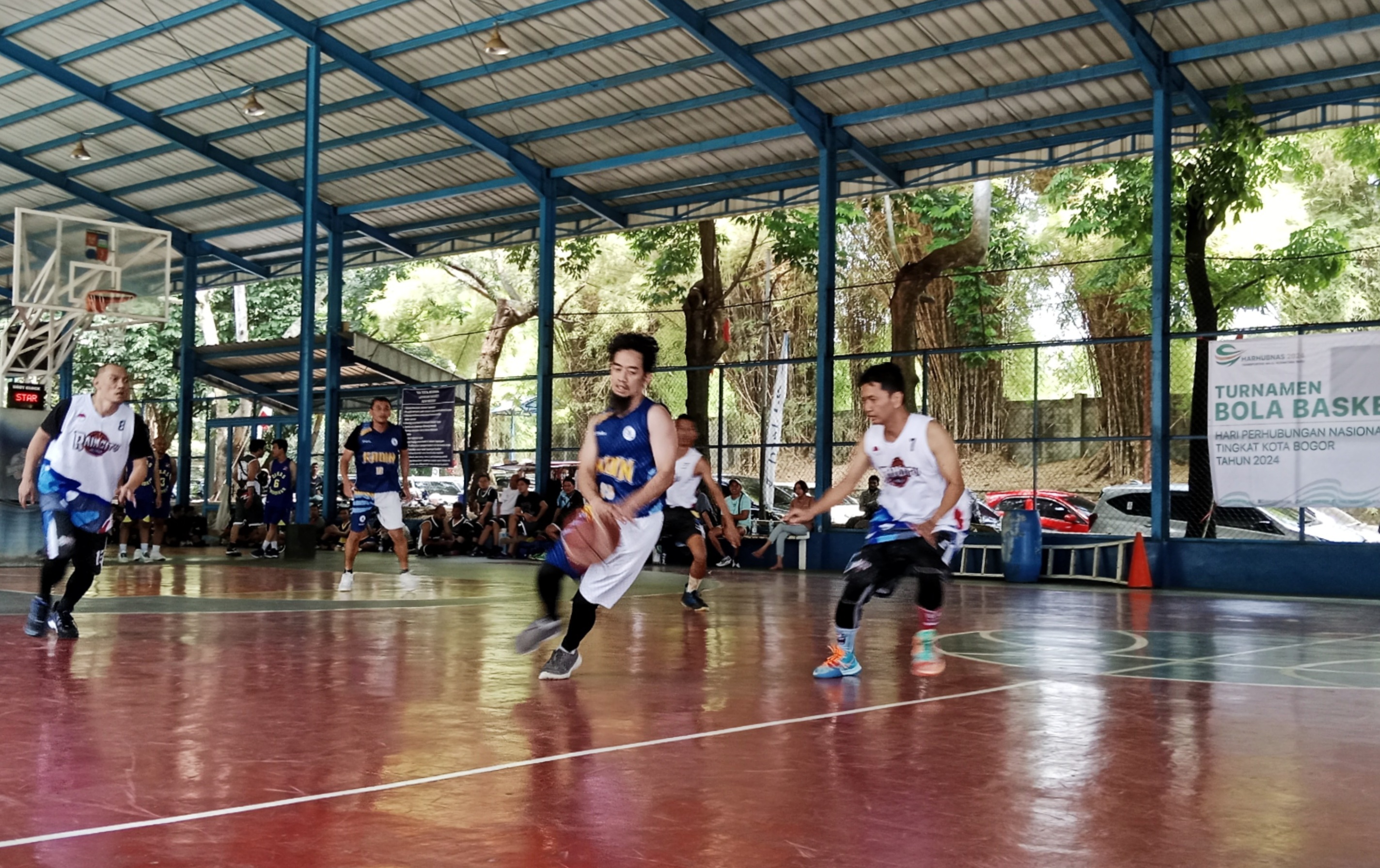 Tim PWI Kota Bogor (putih) saat berlaga melawan Kadin Kota Bogor. (Ruri/Radar Bogor)