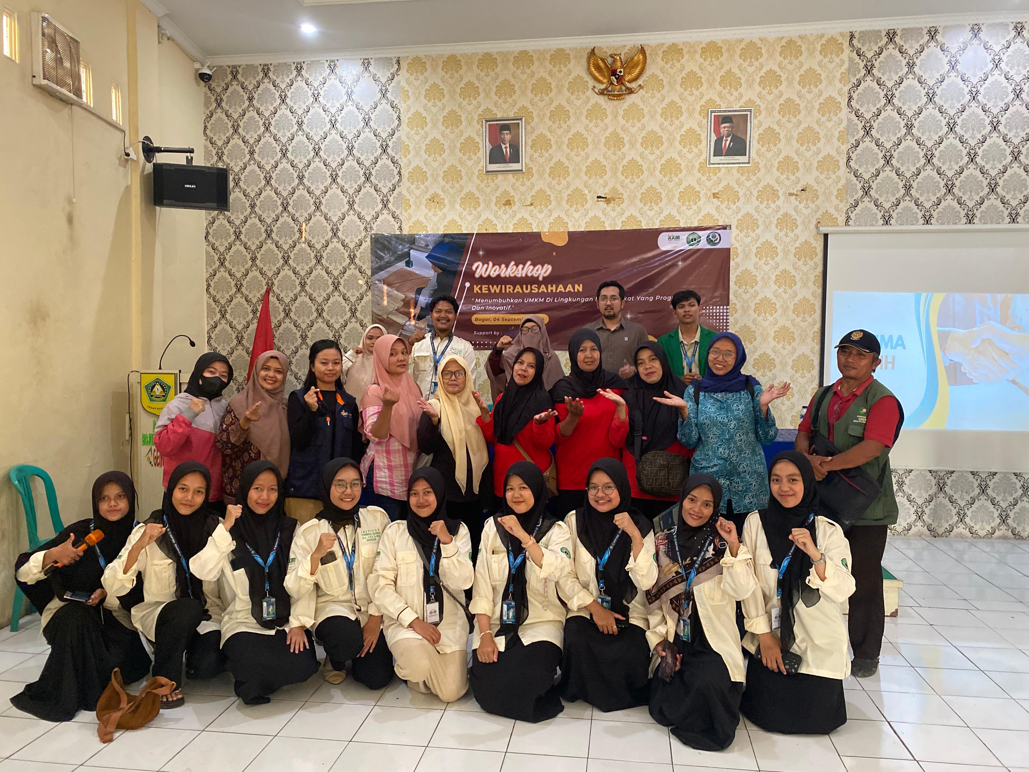 Mahasiswa KKM IUQI Bogor, usai menyelenggarakan Workshop pengembangan UMKM di Desa Bojong  Rangkas.
