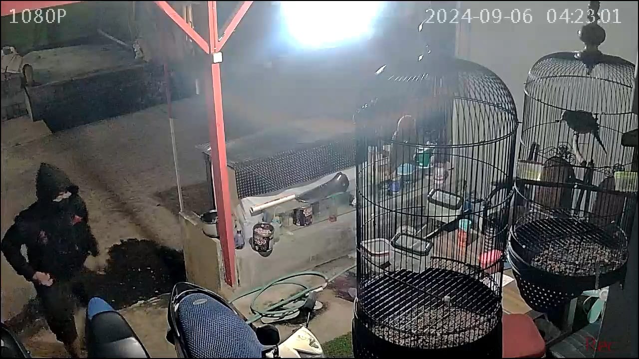 Salah satu aksi maling motor di Kelurahan Kencana, Tanah Sareal, Kota Bogor yang terekam CCTV.