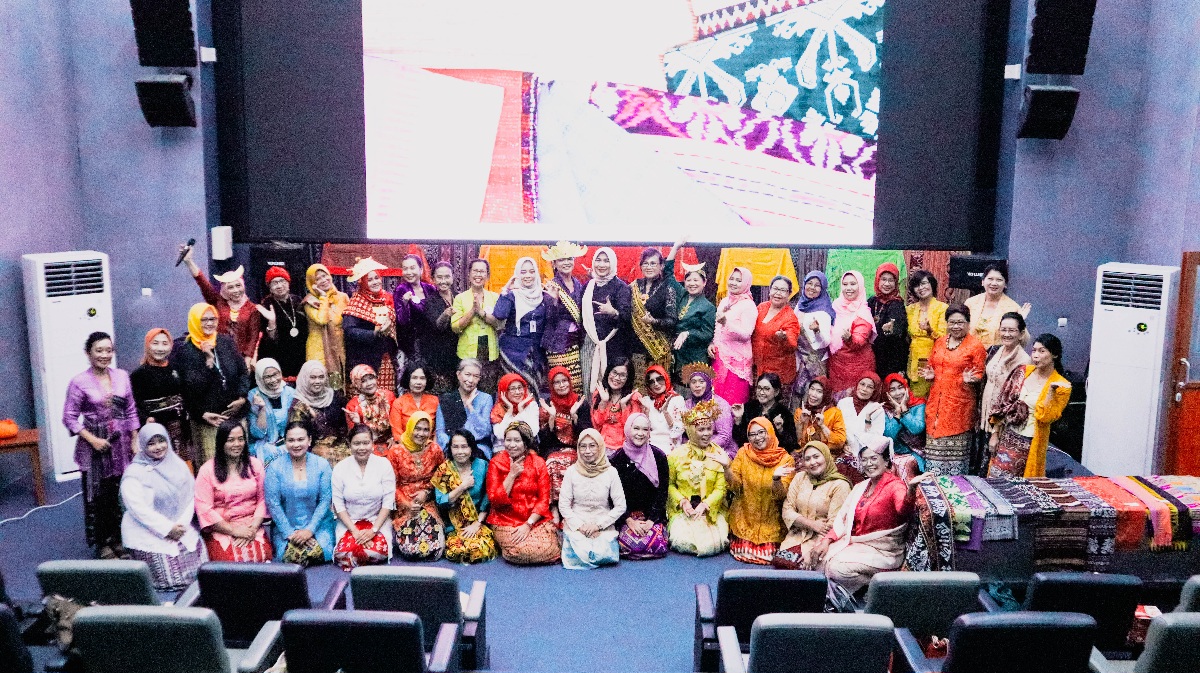 Lestarikan Tenun, Perepuan Berkebaya Indonesia Bogor Seru-Seruan Bincang Santai, Kolaborasi dengan Umbara