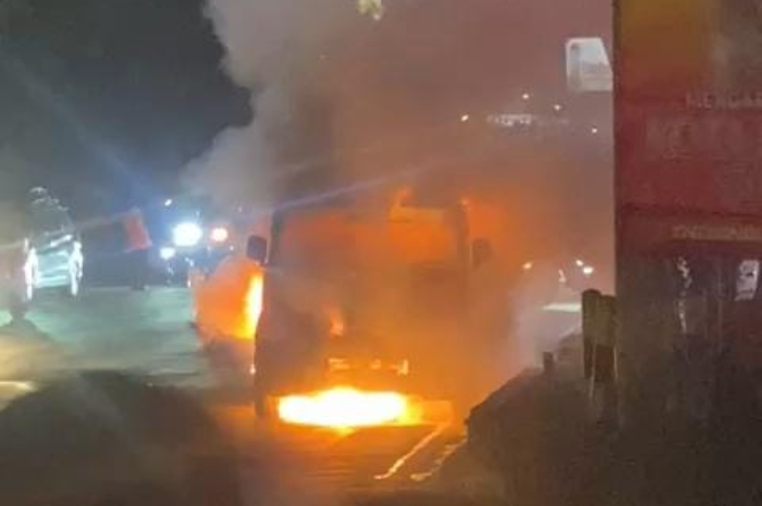 Kondisi angkot yang terbakar di Jalan Sudirman, Kota Bogor, Sabtu (7/9/2024)