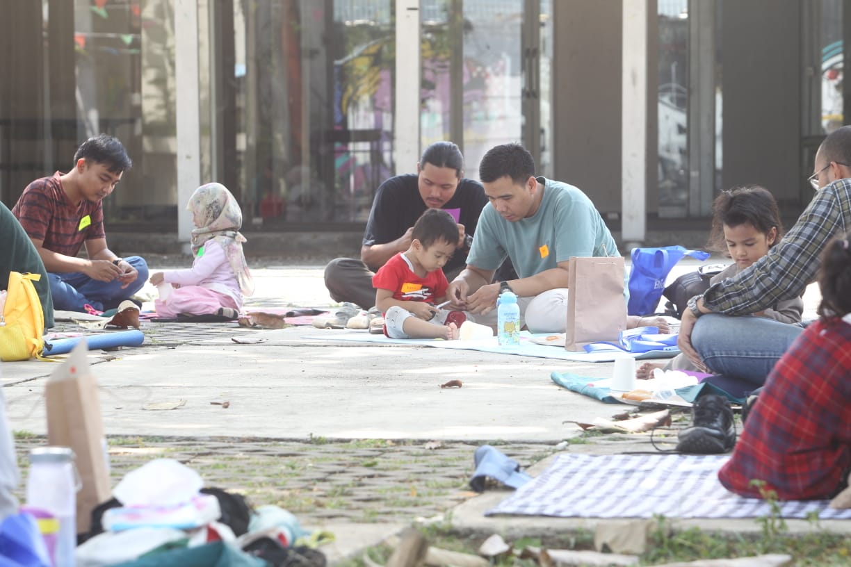 Sejumlah Bapak bermain bersama anak-anaknya dalam acara bertajuk "Main Sama Bapak" di Bogor Creative Center, Minggu (8/9/2024).