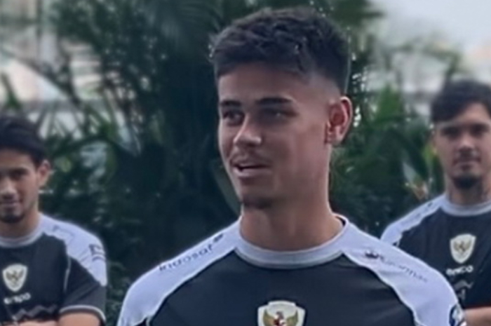AMBISI BESAR: Mees Hilgers memperkenalkan diri kepada seluruh anggota timnas Indonesia di Jakarta, Sabtu (7/9).