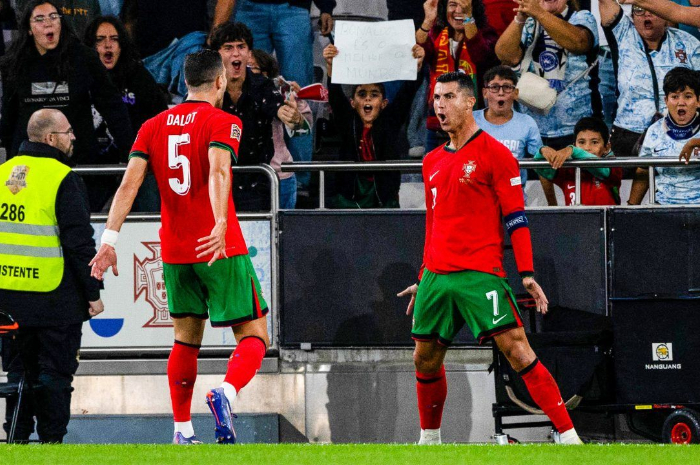 Cristiano Ronaldo merayakan gol ke gawang Skotlandia.