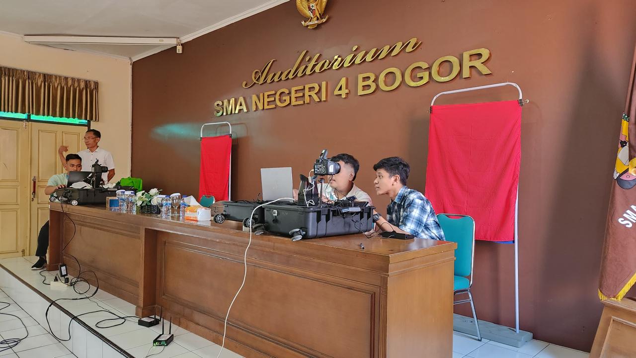 Perekaman e-KTP pemilih pemula yang dilakukan Disdukcapil di SMAN 4 Kota Bogor sebelum Pilkada