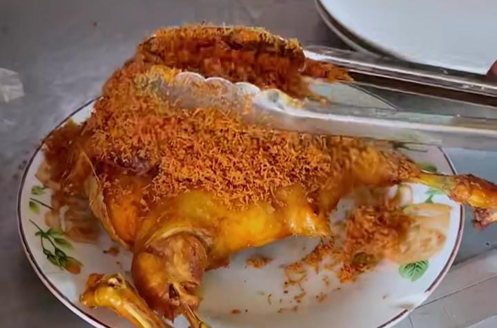 Padaloma Ayam Goreng & Bakar,  yang berlokasi di Jalan Raya Puncak, Kecamatan Ciawi, Kabupaten Bogor.