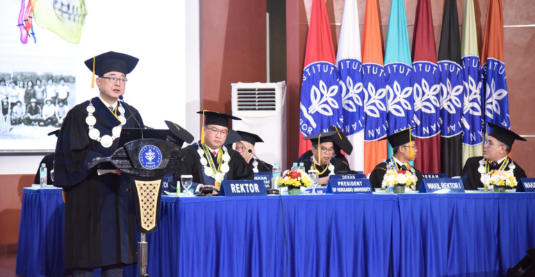 Presiden Hokkaido University Prof Kiyohiro Houkin bahas Society 5.0, visi yang diperkenalkan oleh Jepang, saat orasi dalam sidang terbuka Dies Natalis ke-61 IPB University di Bogor.