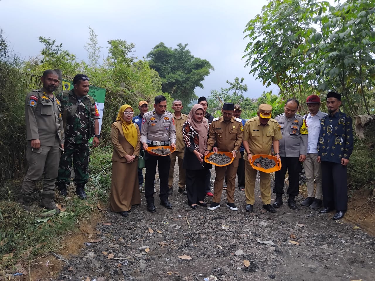 Pembangunan jalan di Desa Tugu Selatan, Cisarua, Kabupaten Bogor disambut oleh para petani.