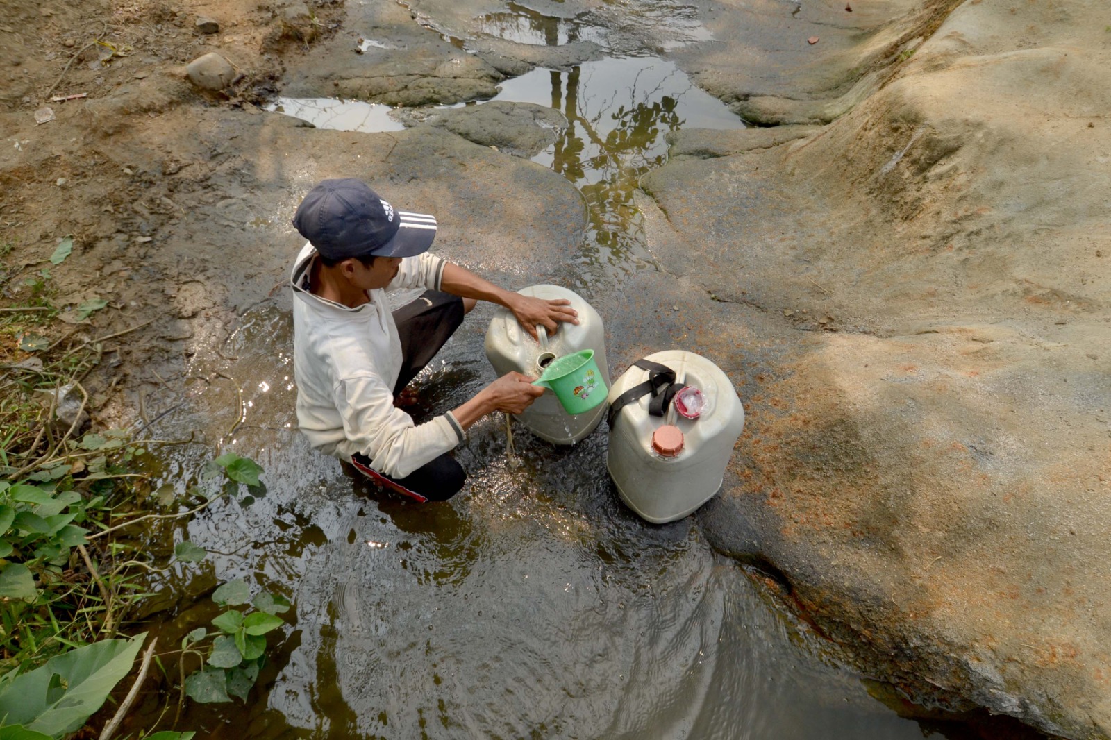 Warga mengambil air bersih di aliran sungai di Desa Weninggalih, Jonggol, Kabupaten Bogor, Jawa Barat, Senin  (9/9/2024) akibat kemarau panjang.
