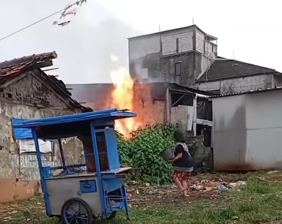 Kebakaran pemukiman warga di dekat Pasar Parung Bogor.